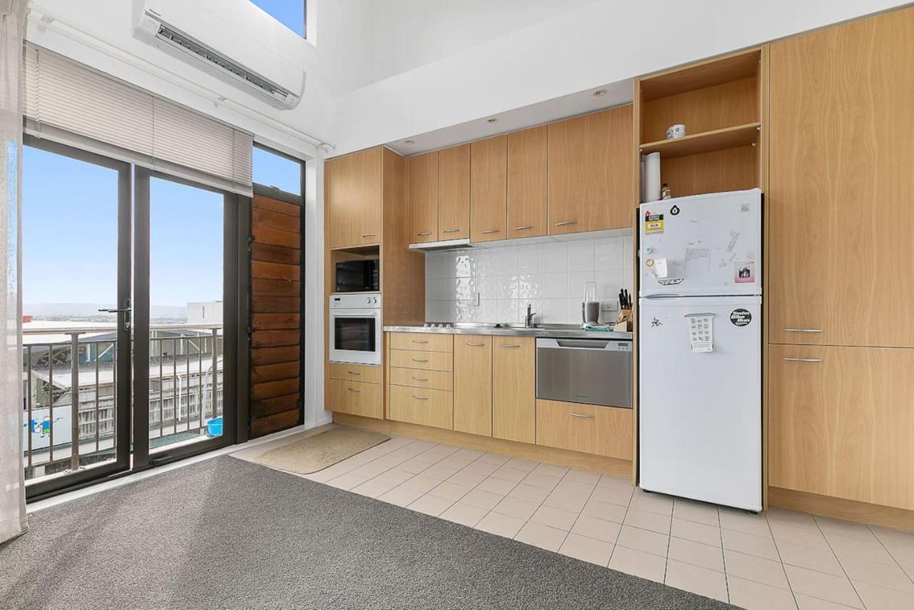 Roomy High-Ceiling Loft Apartment - Free Parking! Оукланд Екстериор снимка