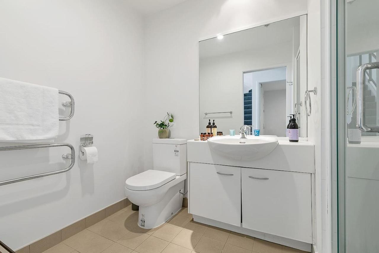Roomy High-Ceiling Loft Apartment - Free Parking! Оукланд Екстериор снимка
